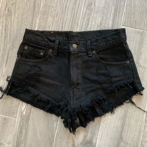 Levi’s black jean short W26